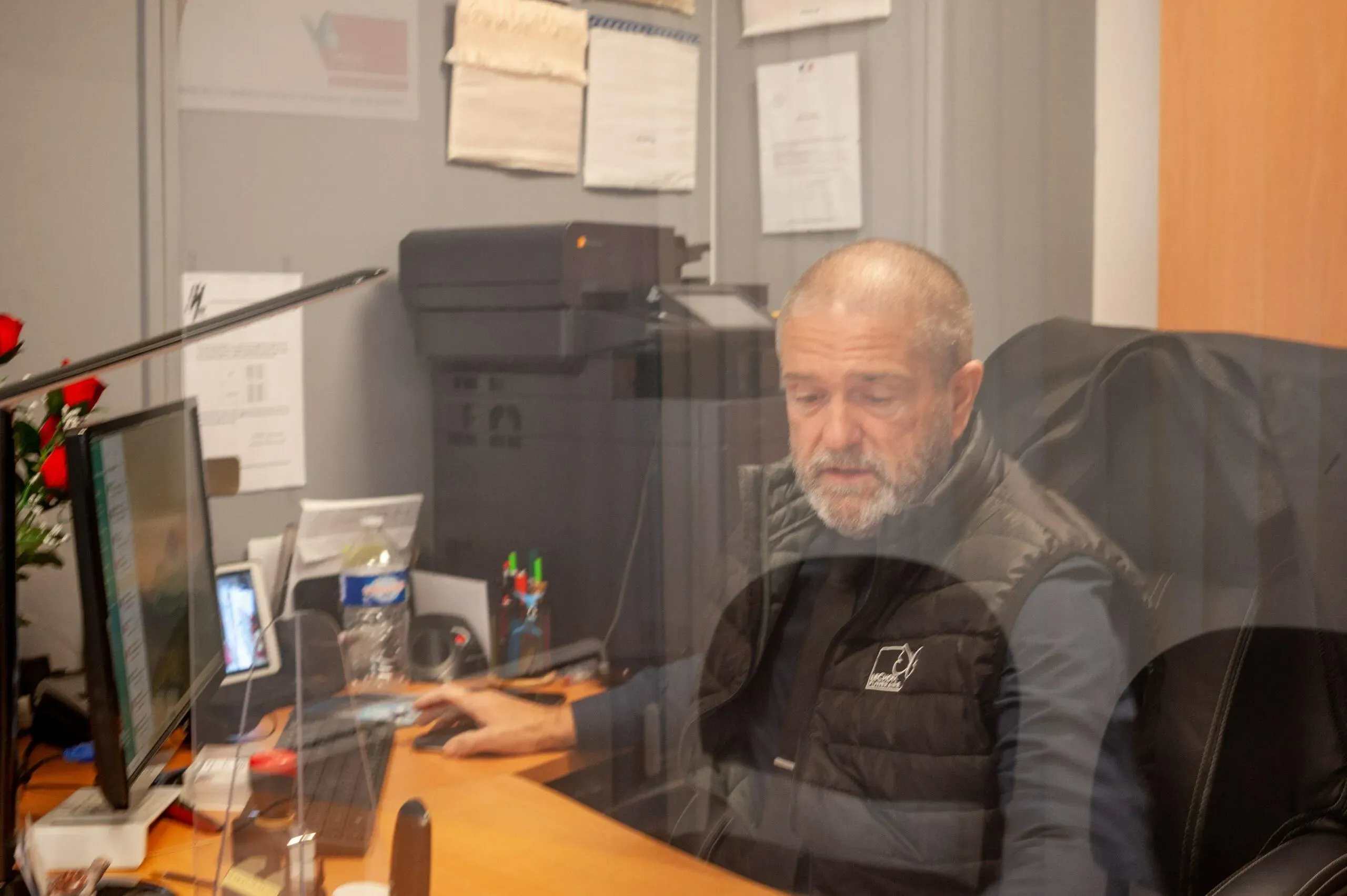 Conseiller funéraire travaillant à son bureau dans une agence.
