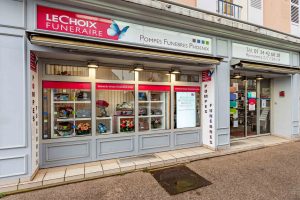 fleurs dans un vase dans un cimetiere