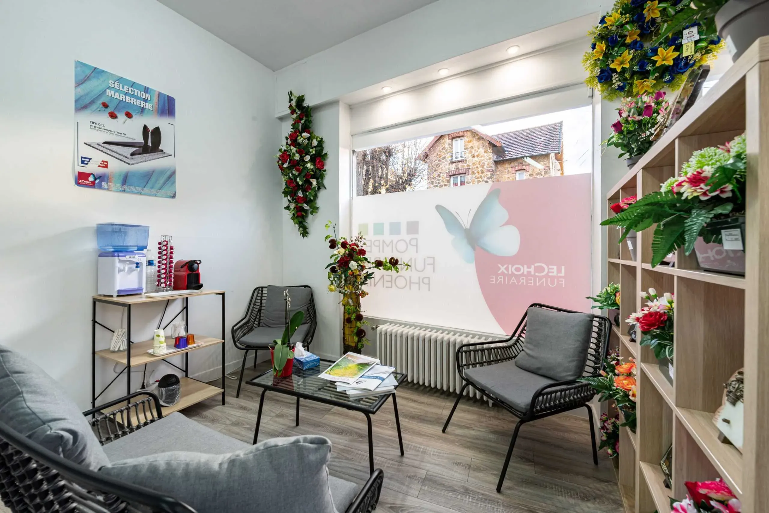 Salon d'accueil moderne d'une agence de pompes funèbres.