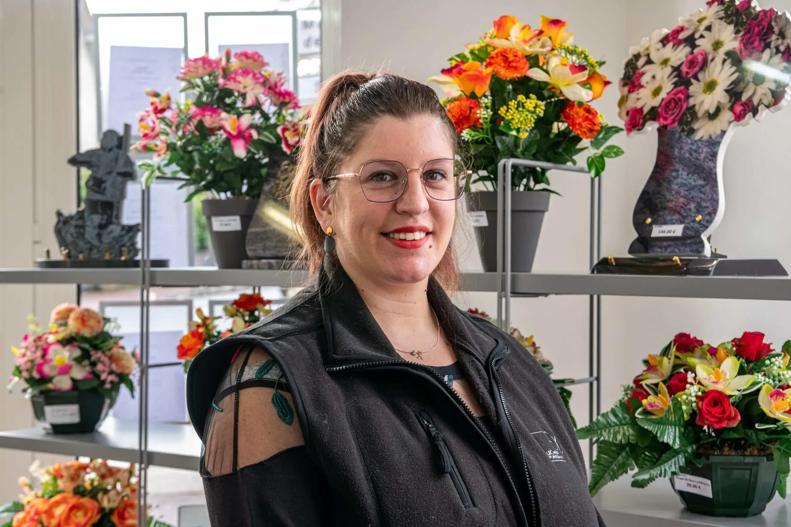 Portrait d'une conseillère funéraire au sein du magasin.