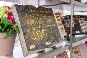 fleurs dans un vase dans un cimetiere