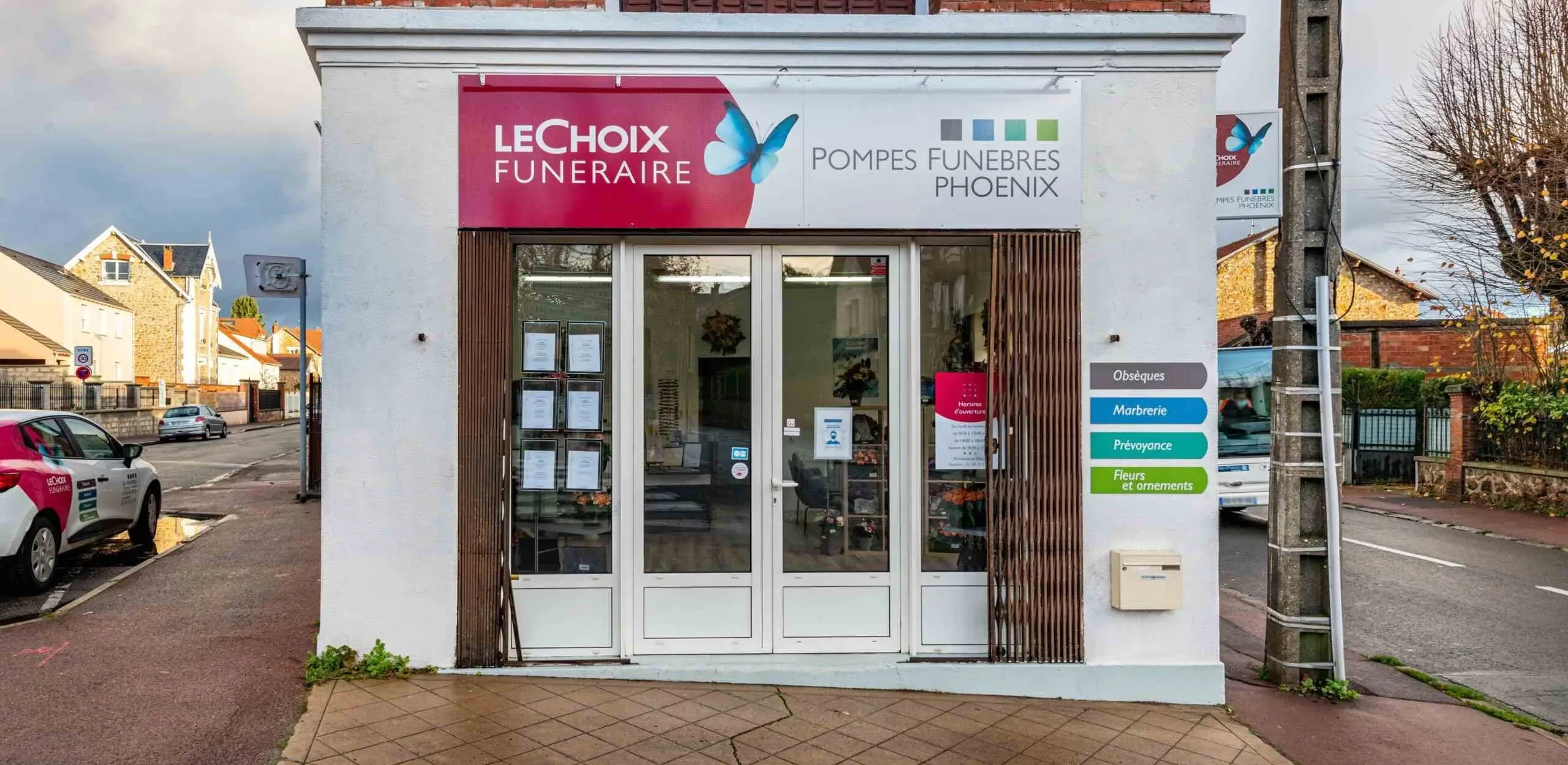 Entrée principale et vitrine de l'agence Pompes Funèbres Phoenix.