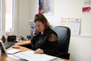 Conseillère funéraire répondant au téléphone dans son bureau.