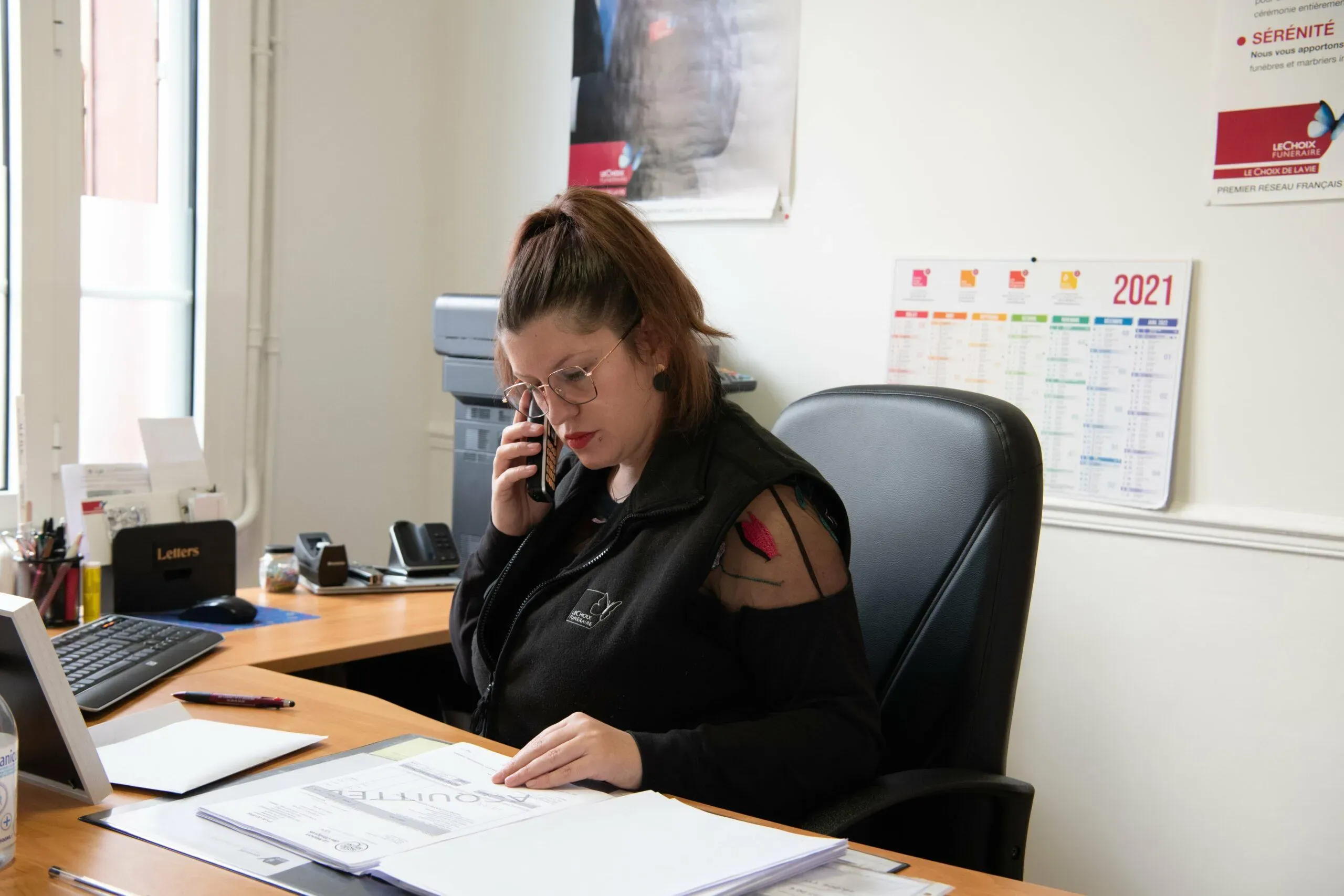 Conseillère funéraire répondant au téléphone dans son bureau.